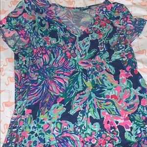 Lily pulitzer v neck tee shirt!